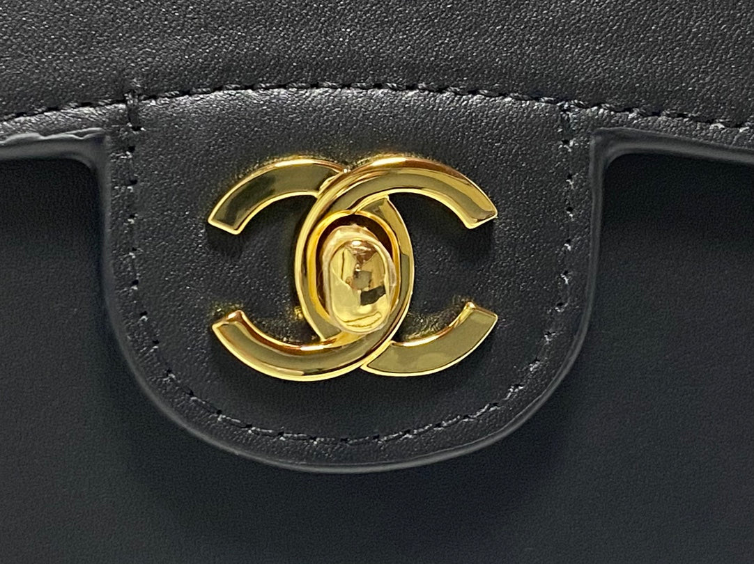 Chanel AS6424 vintage light gold CC hardware detail