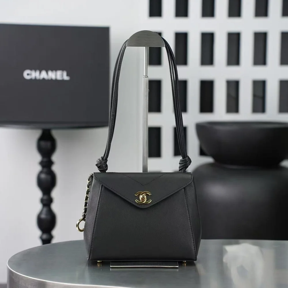 Chanel 26A Knotty Envelope Bag 6223 in Black