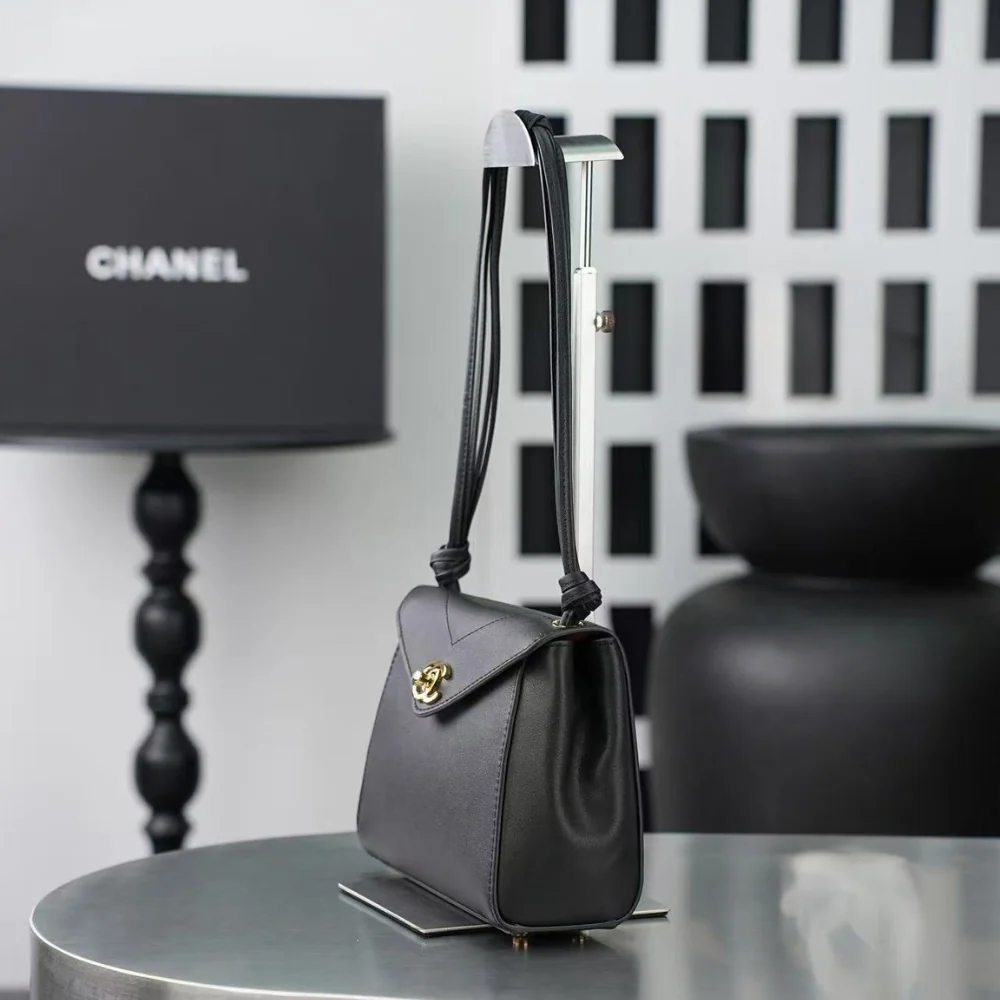 Chanel 26A Knotty Envelope Bag 6223 in Black