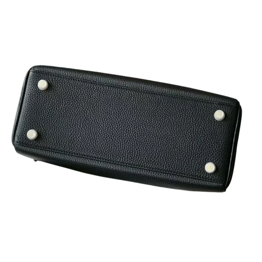 Hermès Kelly 25 Black bottom view