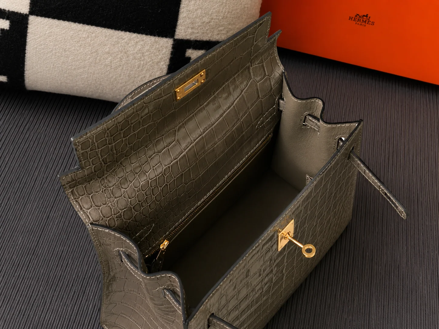 Hermès Kelly 25 Grey leather interior view