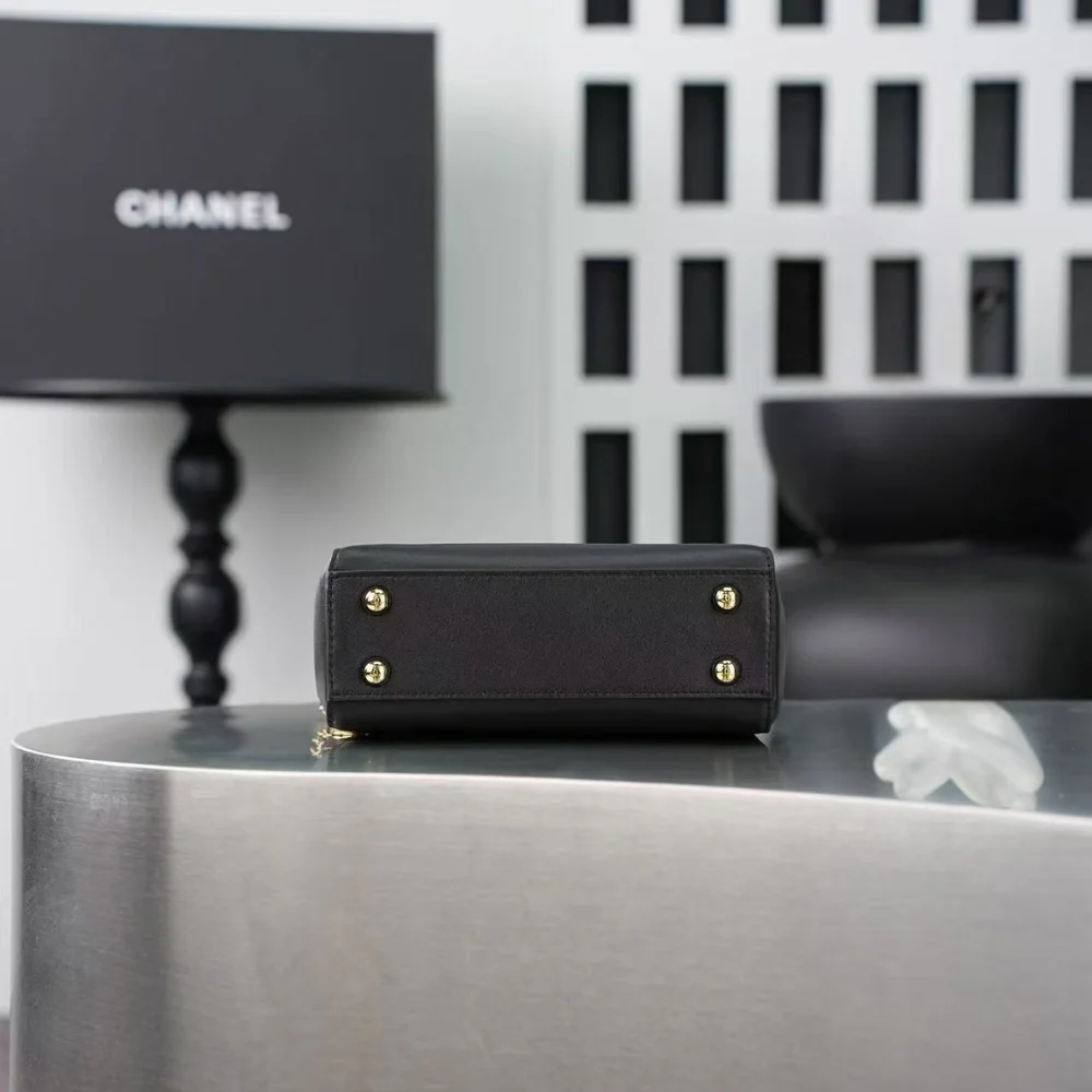 Chanel 26A Knotty Envelope Bag 6223 in Black