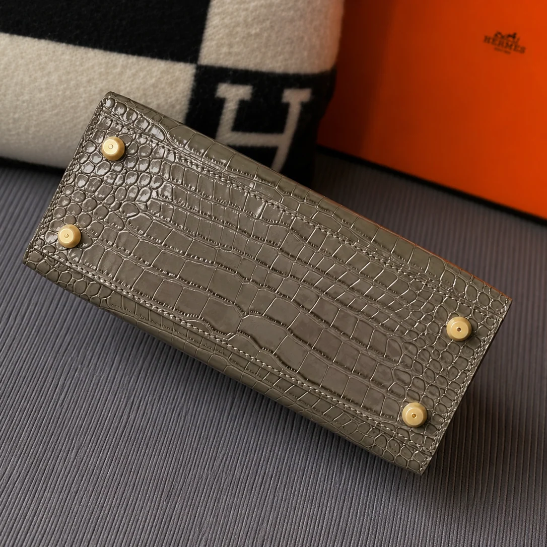 Hermès Kelly 25 Grey leather bottom view