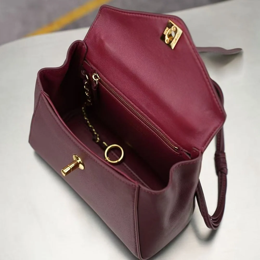 Chanel 26A Knotty Envelope Bag 6223 in Burgundy