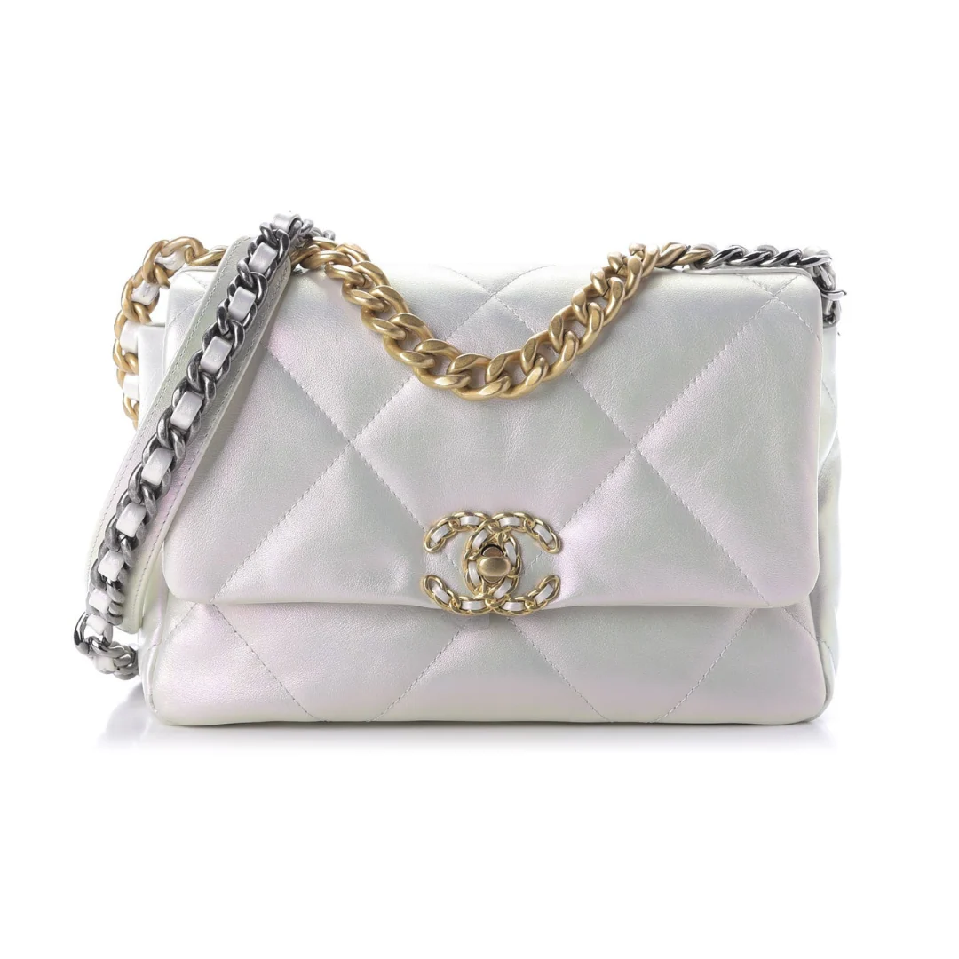 Chanel 19 Medium Handbag | Shiny Goatskin in White - Pre owned Authentic