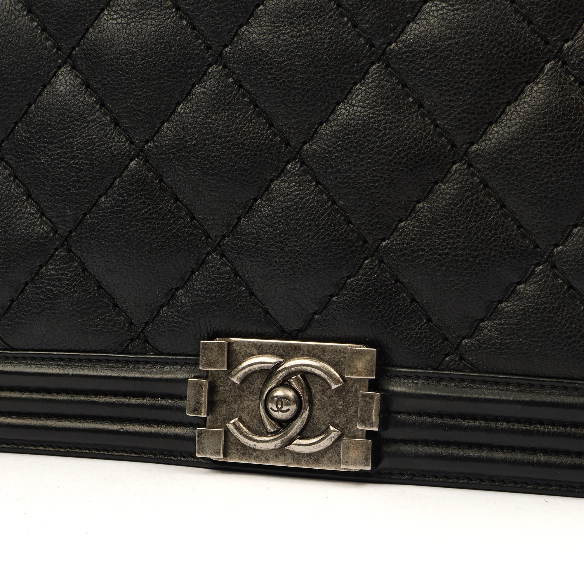 Picture of Chanel Shoulder Bag Boy - New Medium in Black, Calfskin Leather