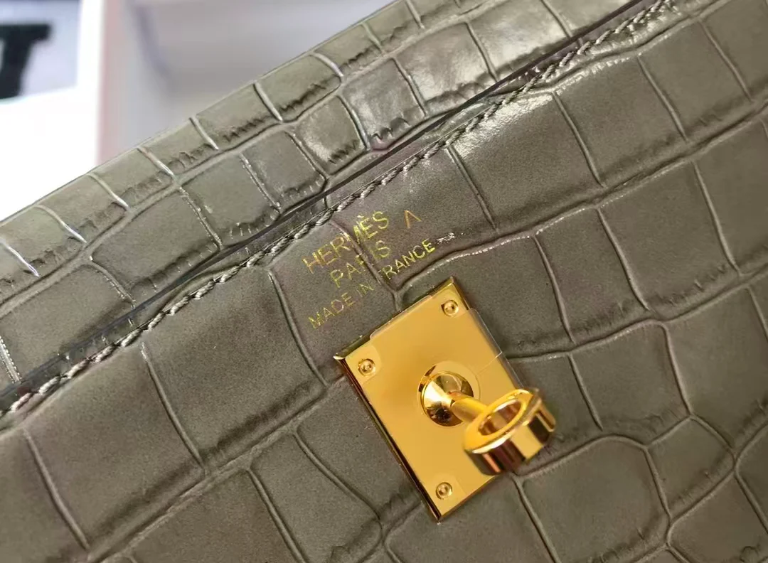 Hermès Kelly 25 Grey leather hardware detail
