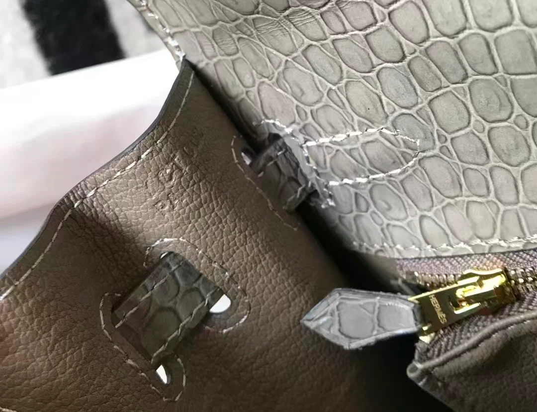 Hermès Kelly 25 Grey leather interior detail