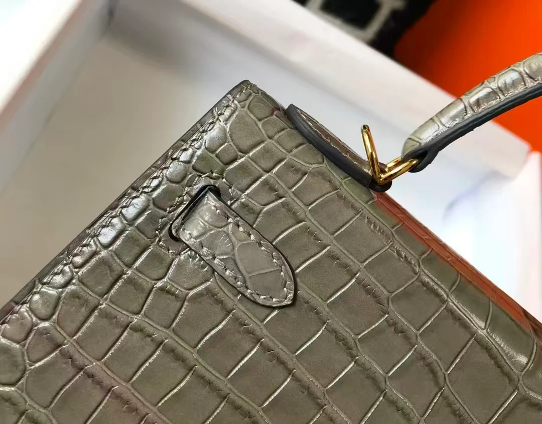Hermès Kelly 25 Grey leather detail