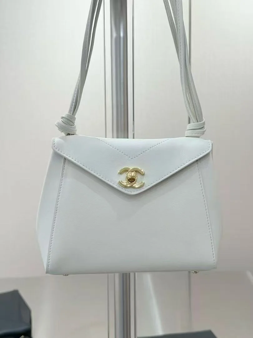 Chanel 26A Knotty Envelope Bag 6223 in White