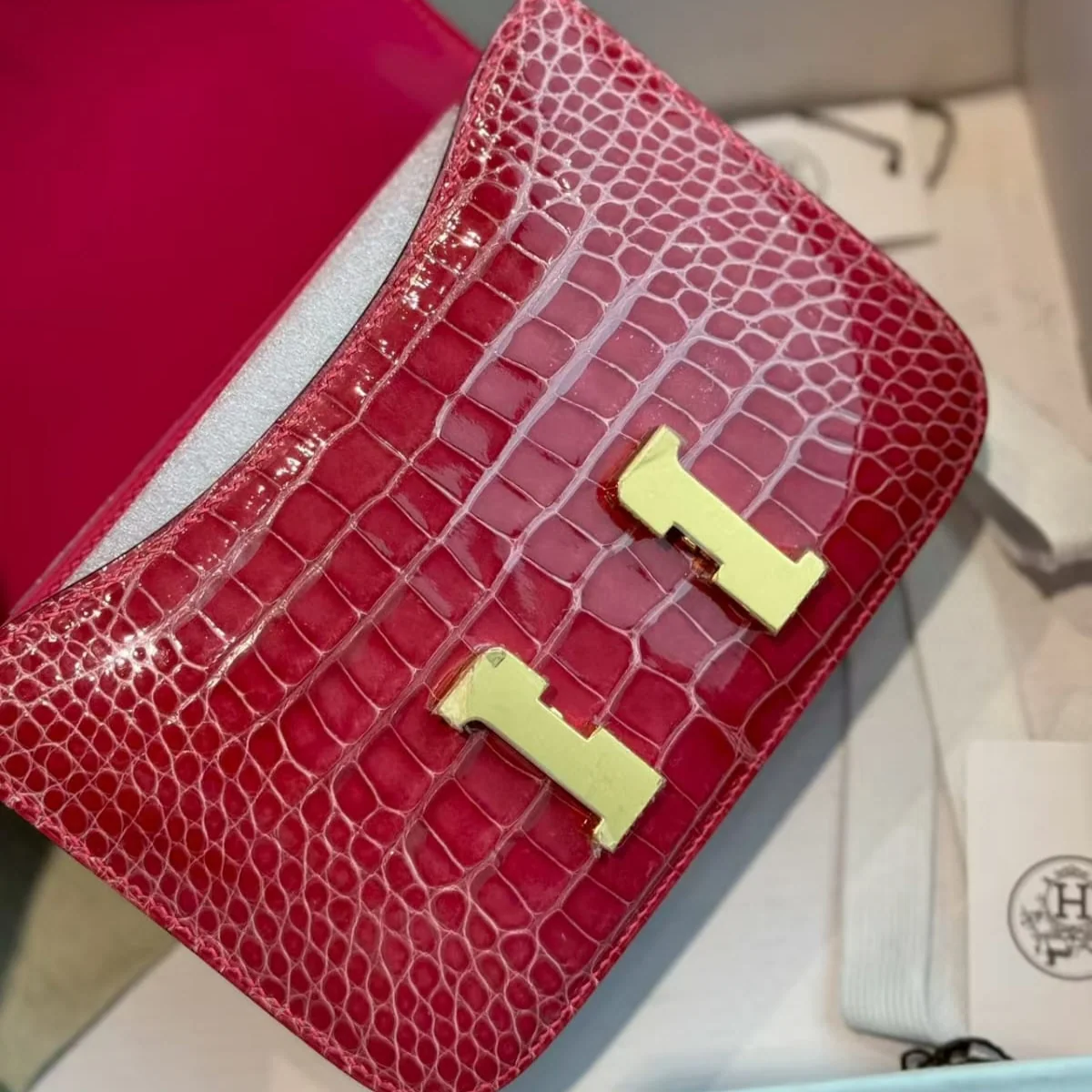 Hermès Constance 18 Red crocodile-embossed leather interior