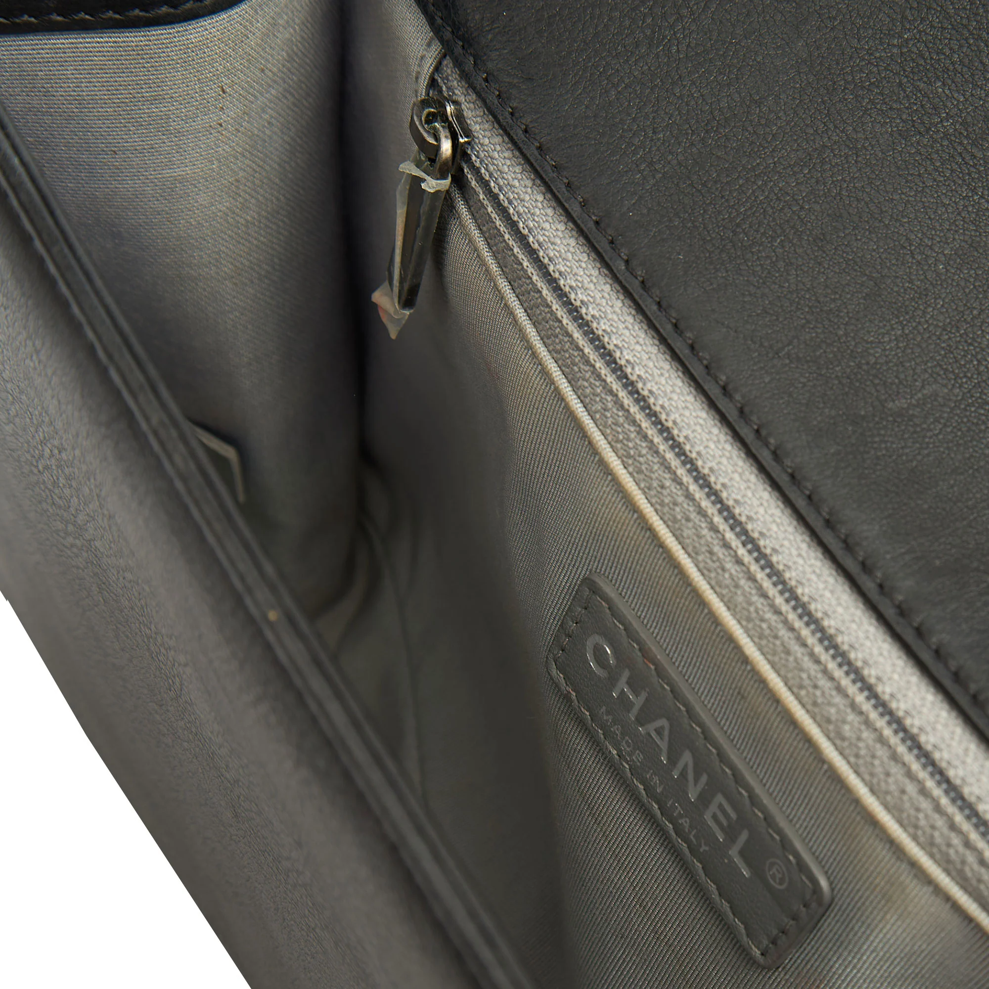 Picture of Chanel Shoulder Bag Boy - New Medium in Black, Calfskin Leather