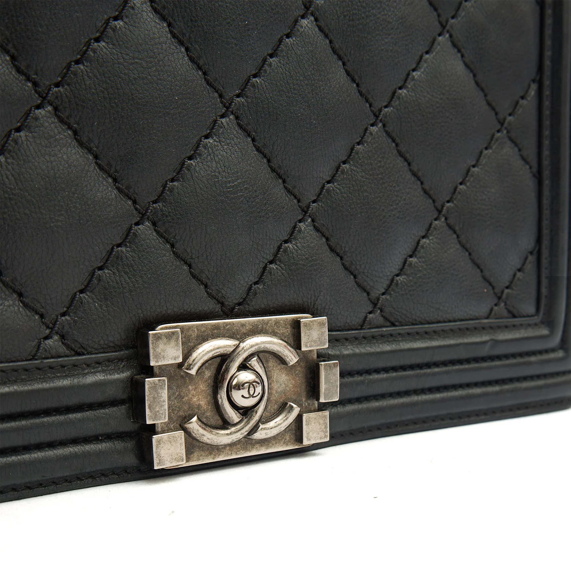 Picture of Chanel Shoulder Bag Boy - New Medium in Black, Calfskin Leather