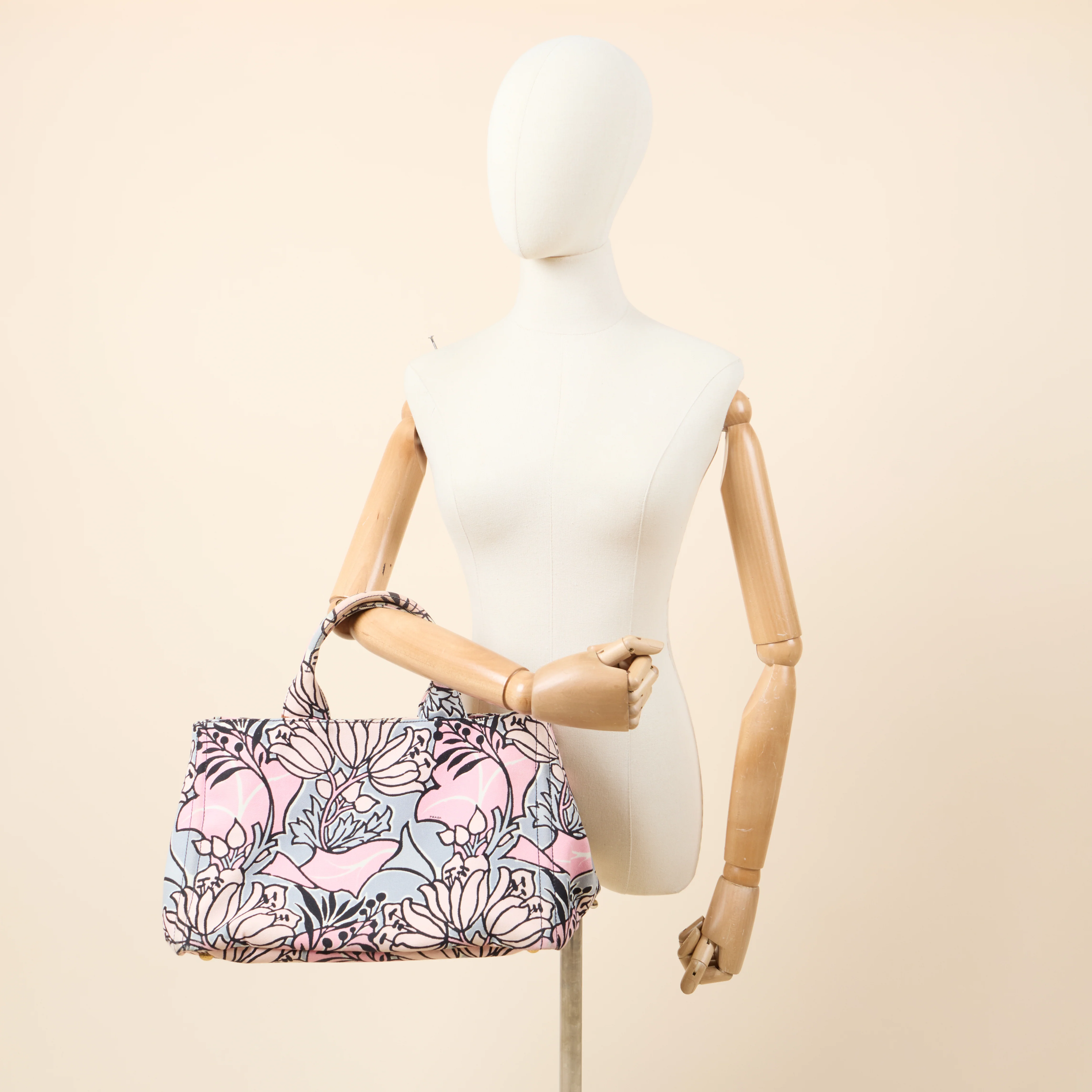 Picture of Prada Tote Logo Tote Bag in Pink, Leather