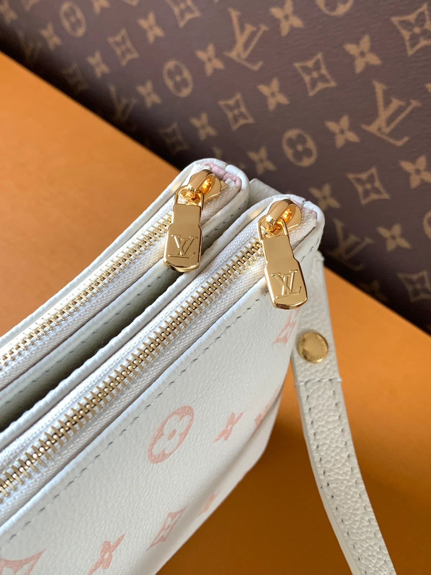 Louis Vuitton Pochette Liv in White