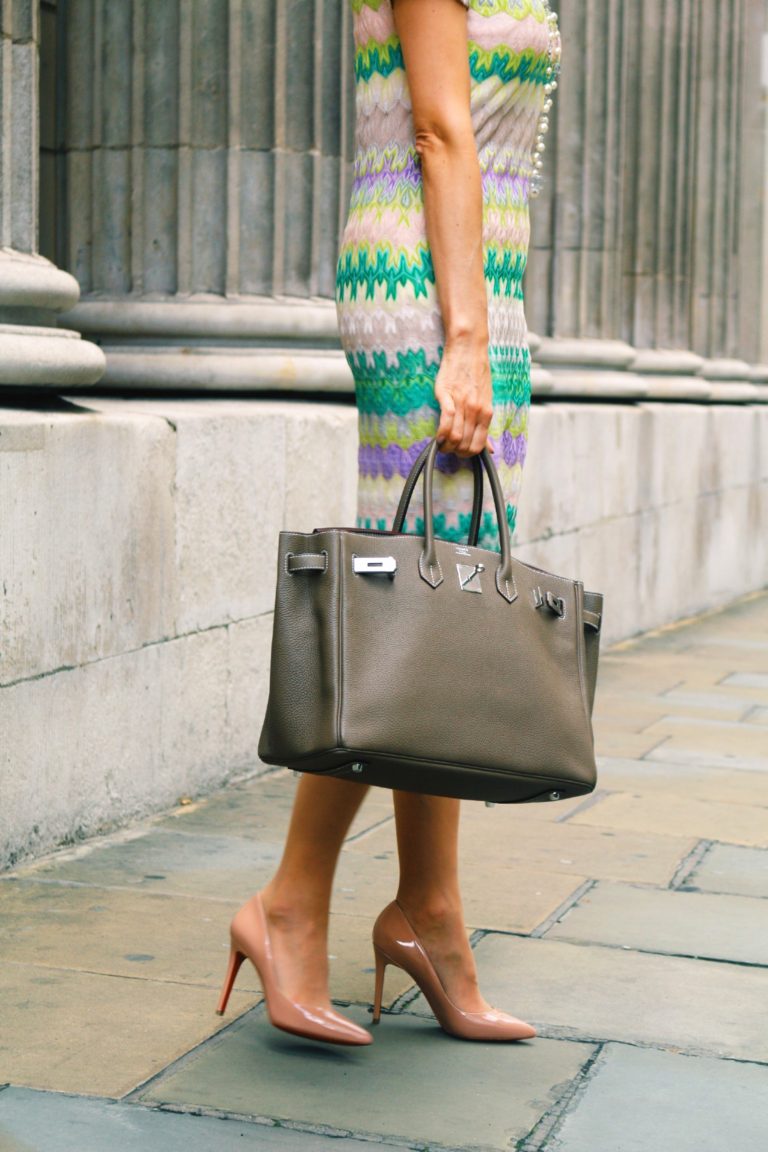 Birkin 35 held by top handles