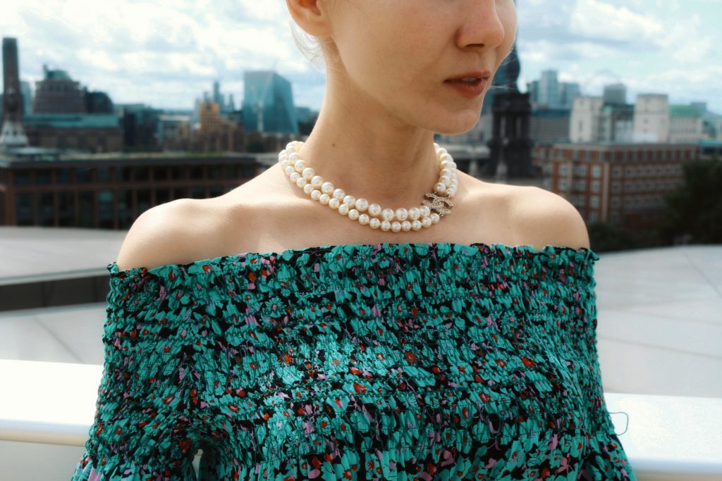 Short necklace right side view