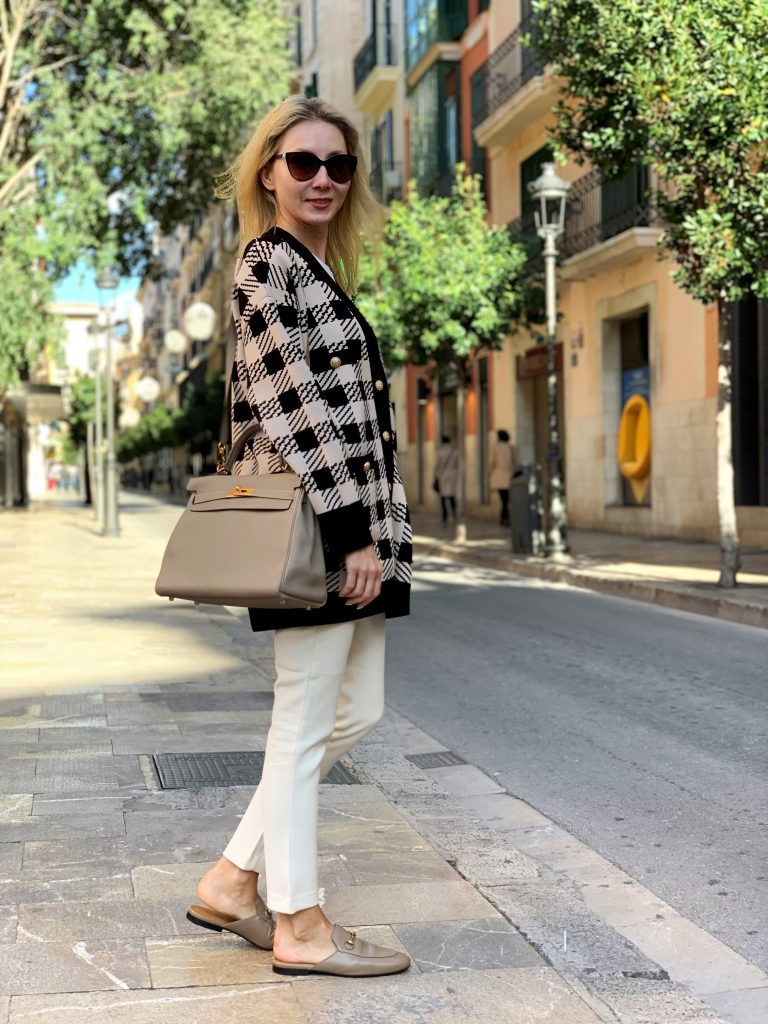 Hermes Kelly 32 bag carried by the detachable strap