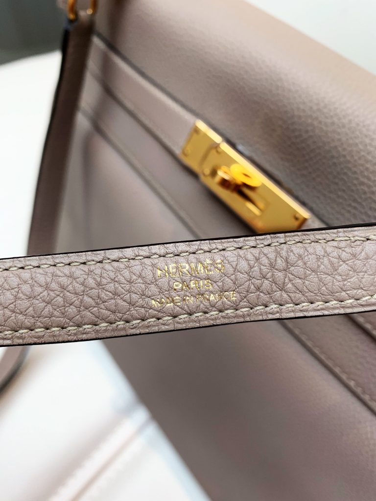 Close-up on the print on the strap