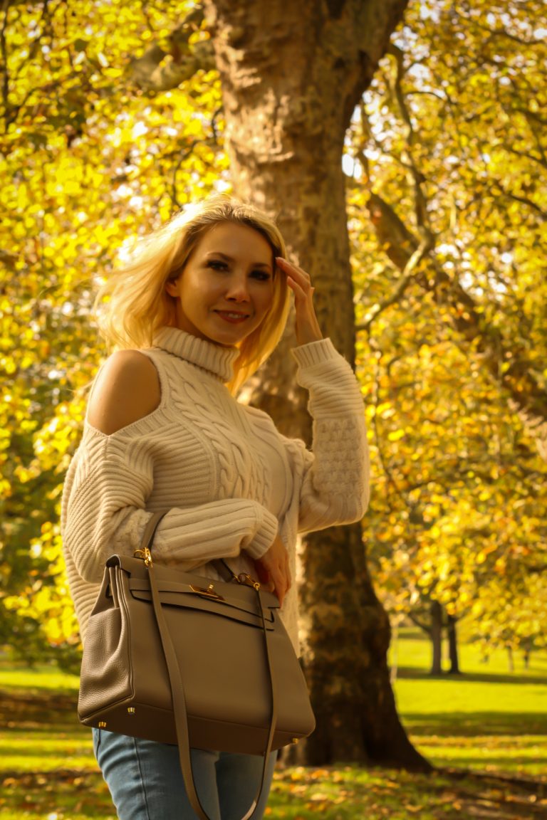 Hermes Kelly 32 bag carried over the shoulder
