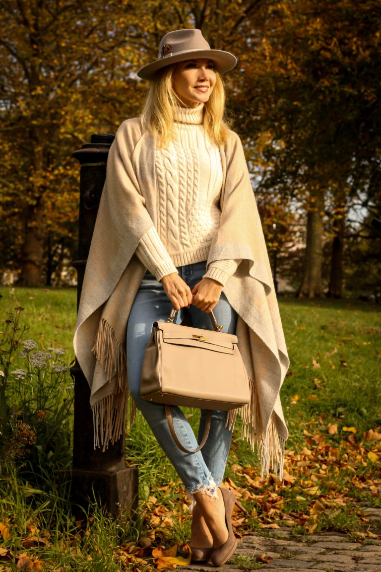 View if Hermes Kelly 32 held by the top handle