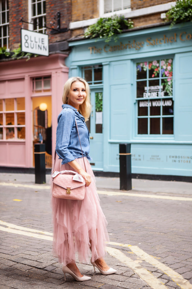 Louis Vuitton Pochette Metis hanging on the shoulder