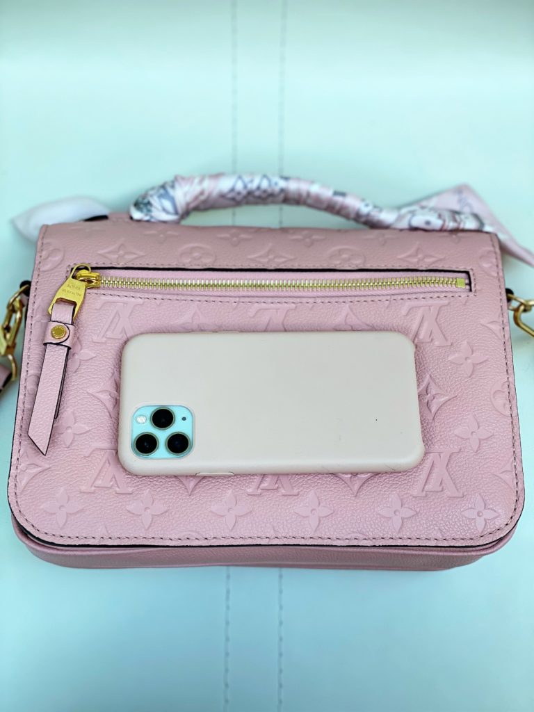 Pochette Metis back pocket vs iPhone size comparison